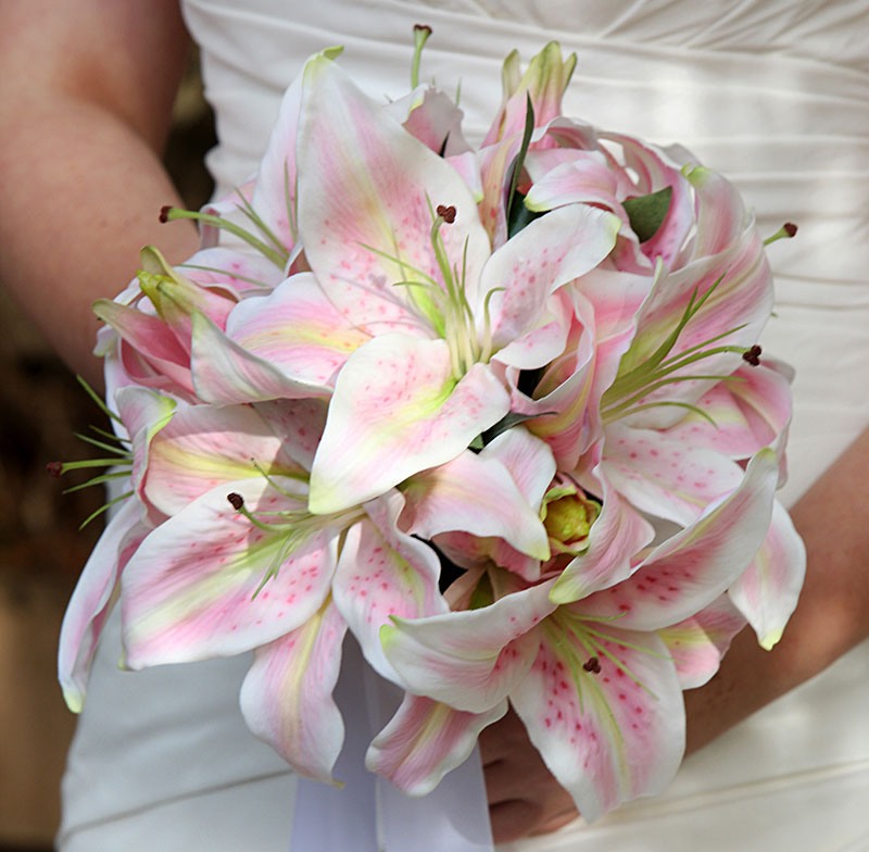 Лилии в букете невесты