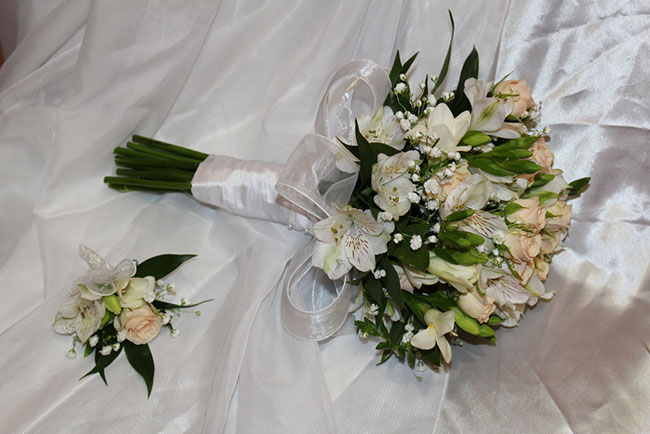 Как собрать свадебный букет из живых цветов своими руками?