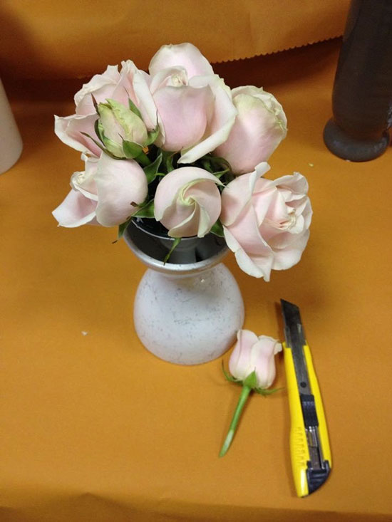 Букет роз из конфет и гофрированной бумаги в самодельной портбукетнице