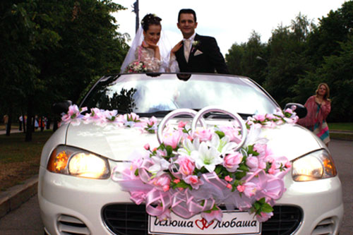 Как своими руками украсить машину на свадьбу лентами?